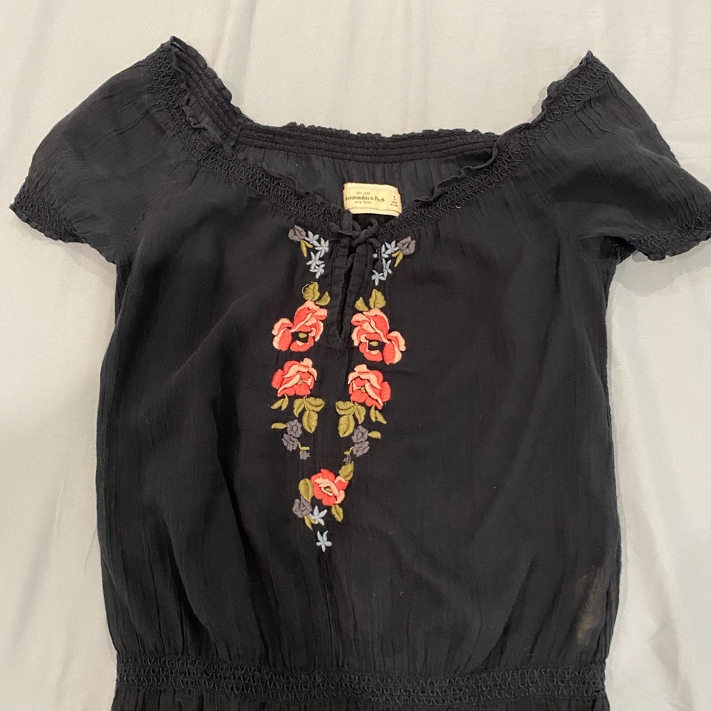 A&F navy blue summer top. Size S but runs like medium!